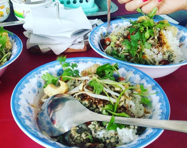 com hen mussel rice hue vietnam traditional food (1)
