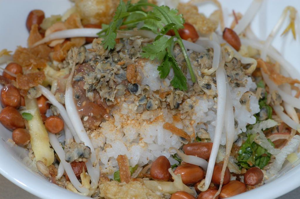 com hen mussel rice hue vietnam traditional food (1)