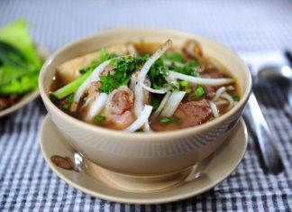 bun bo hue hue spciy noodle vietnamese street foods (1)