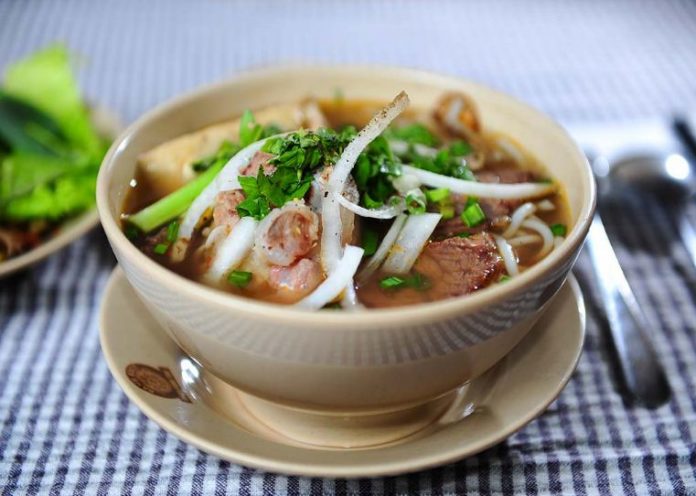 bun bo hue hue spciy noodle vietnamese street foods (1)