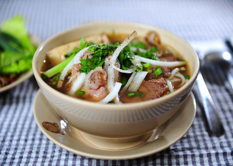 bun bo hue hue spciy noodle vietnamese street foods (1)