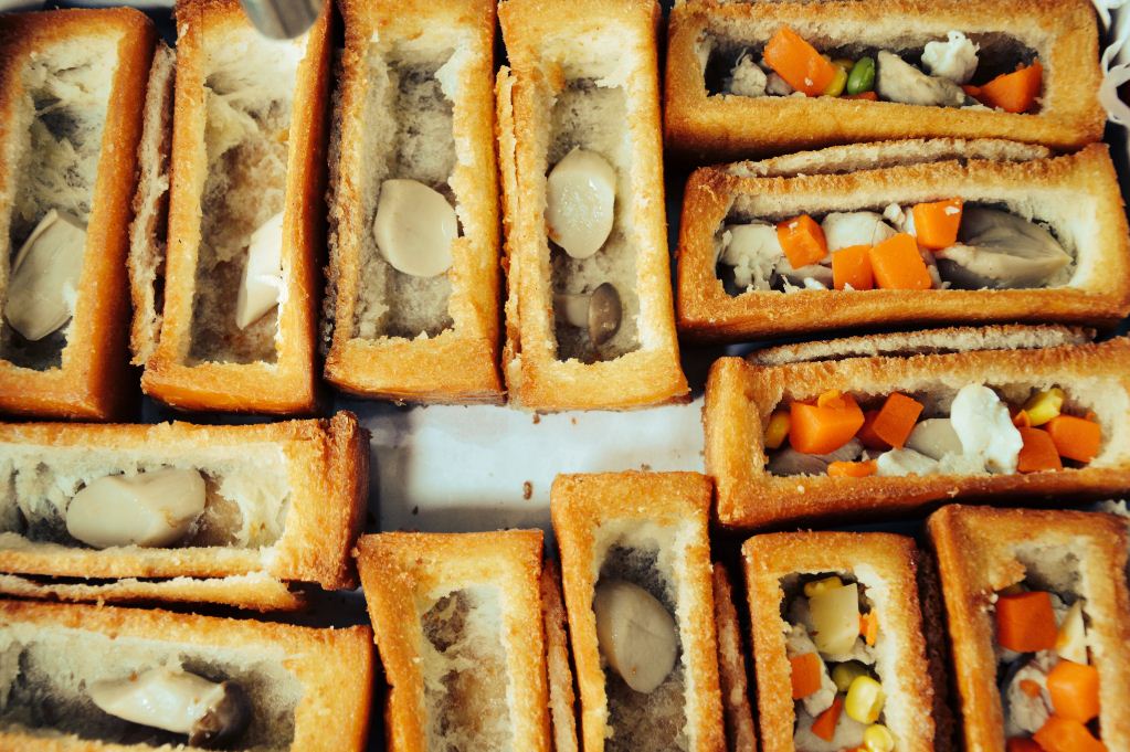 Guan Cha Bun (coffin bread). Image of street food around the world blog.