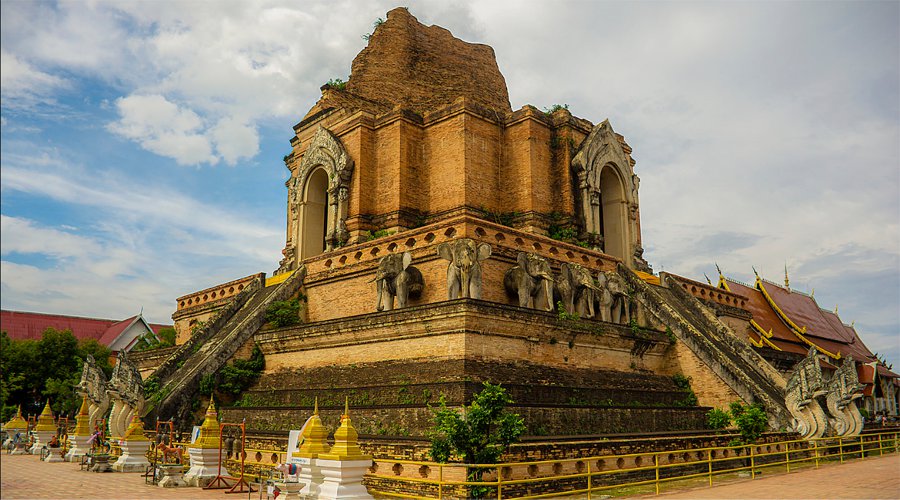 wat chedi luang temple chiang mai