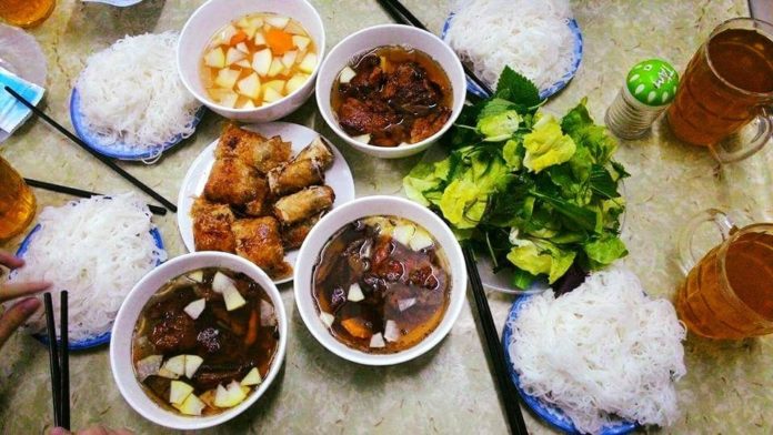 huong lien-kebab rice noodle-bun cha-huong lien-best kebab rice noodle in ha noi3 Bun cha Hanoi (Bún chả Hanoi). One of the best traditional dishes you must-eat in Hanoi