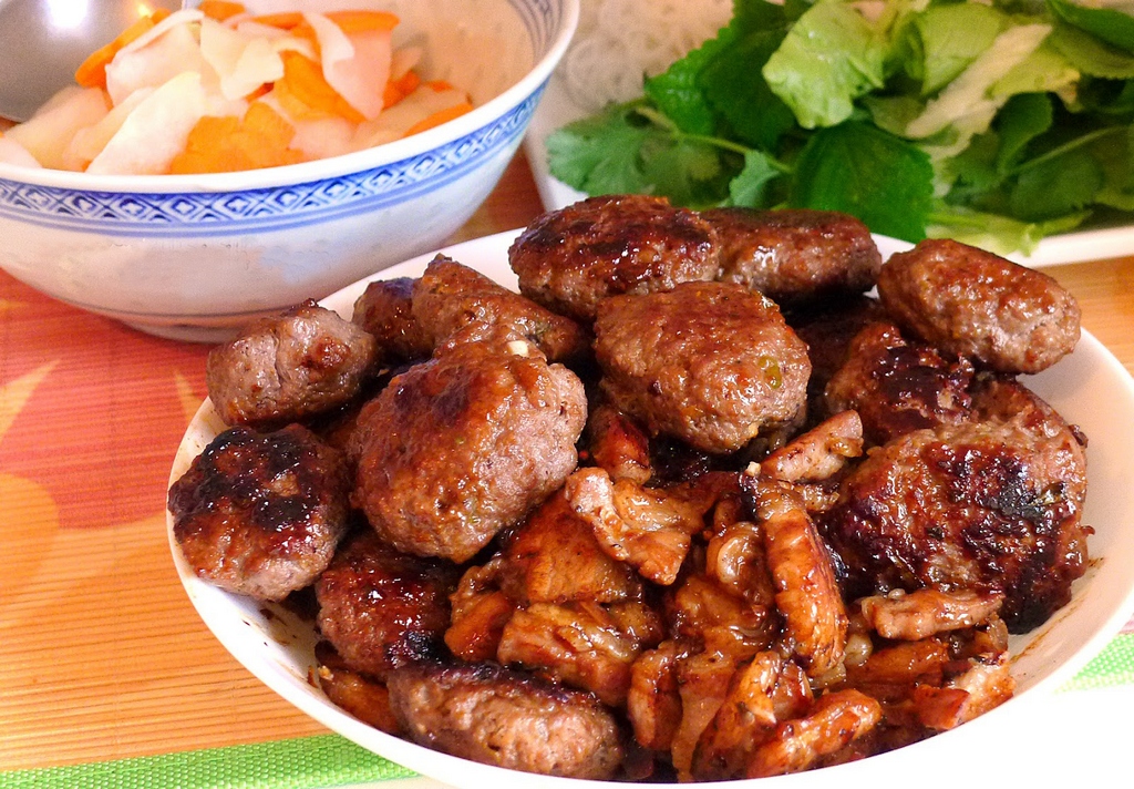 sinh tu-kebab rice noodle-bun cha-sinh tu-best kebab rice noodle in ha noi1