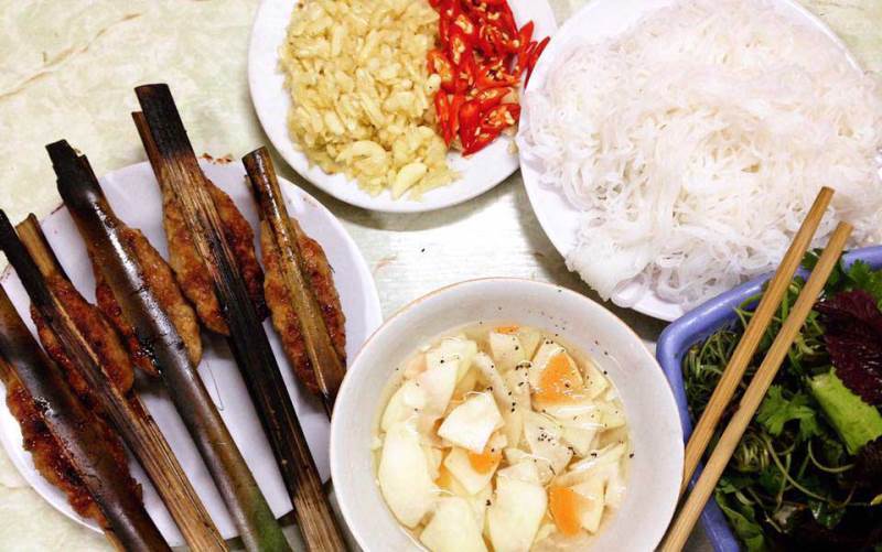 sinh tu-kebab rice noodle-bun cha-sinh tu-best kebab rice noodle in ha noi6