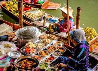 Damnoen Saduak Floating Market