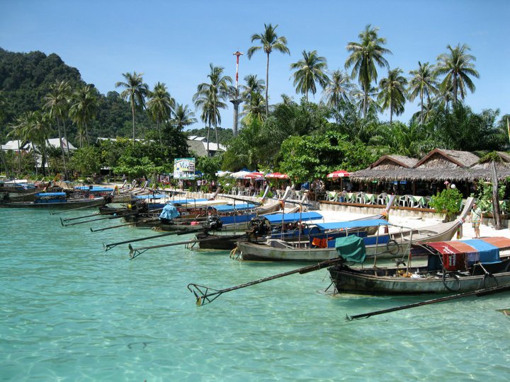 Long-tail-boat-in-Koh-Phi-Phi-Island