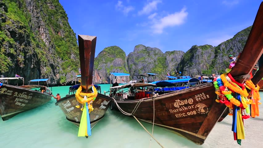 Long-tail-boat-in-Koh-Phi-Phi-Island