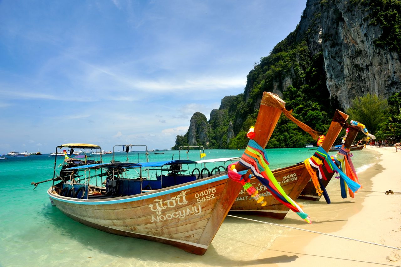 Long-tail-boat-in-Koh-Phi-Phi-Island
