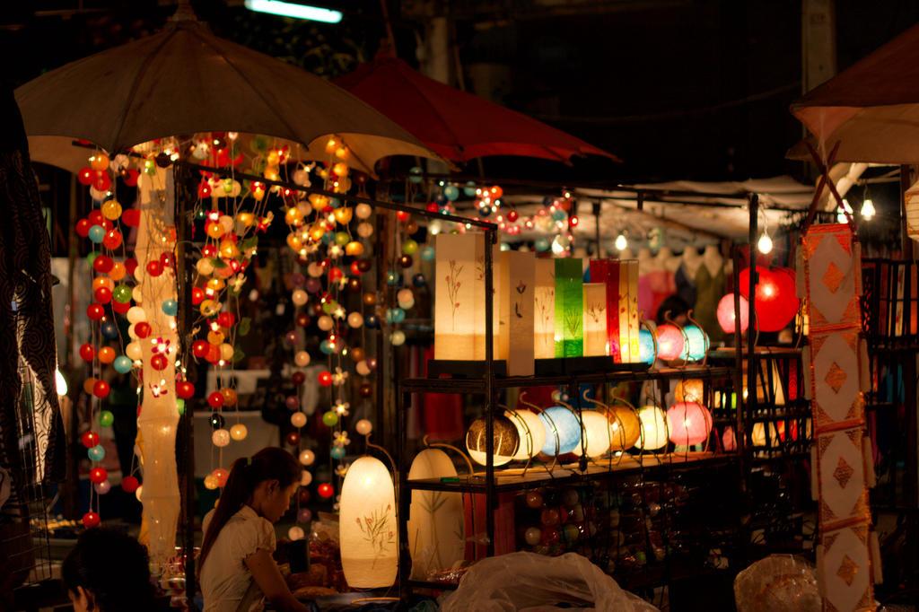 Night Bazaar night market chiangmai thailand1