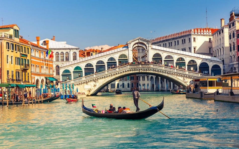 rialto bridge Gondola-near-the-Rialto-Bridge-Venice-Italy