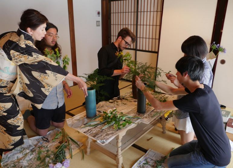 Ikebana flower arrangement1