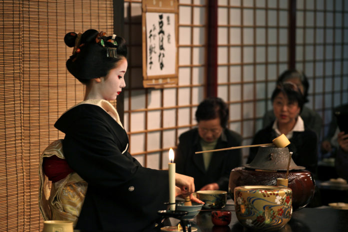 geisha tea ceremony Geisha / Geiko Mamehana tea ceremony in Kyoto