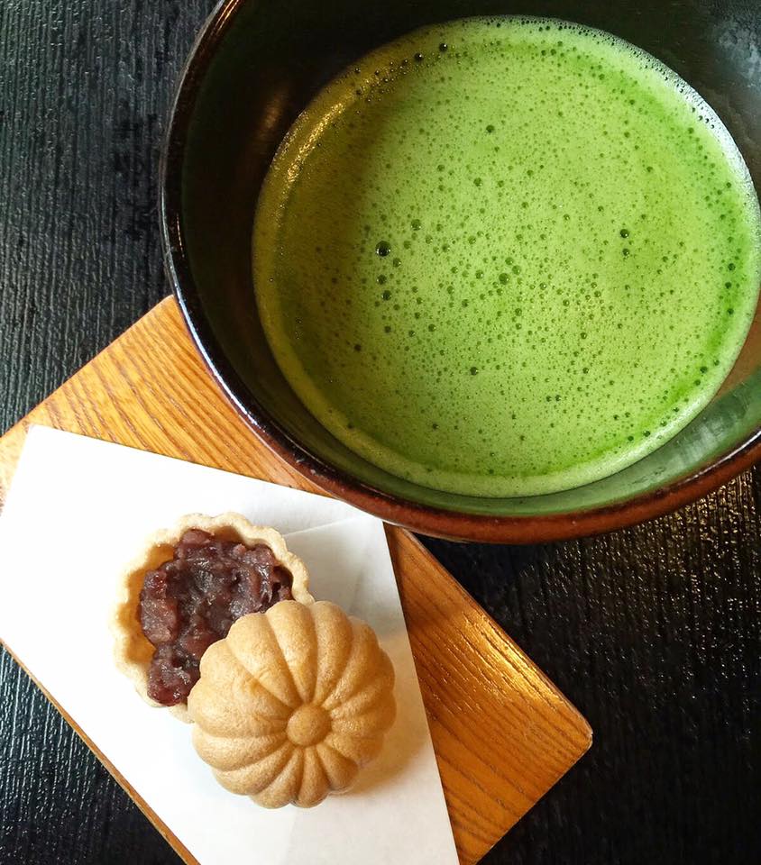 Green tea is cool with a nutritious bean curd