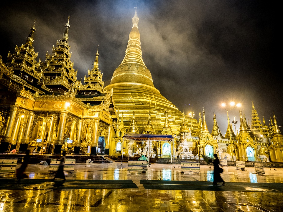 Shwedagon pagoda at night
