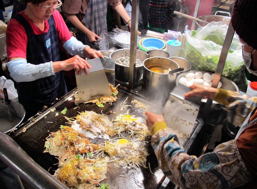 Oyster omelettes are one of Taiwan's most popular street snacks, and Tainan's Huayuan Night Market (aka Flowers Night Market, 花園夜市), ...