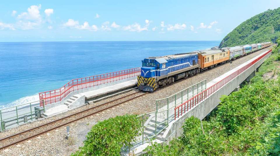 train-alishan-plateau-taiwan3