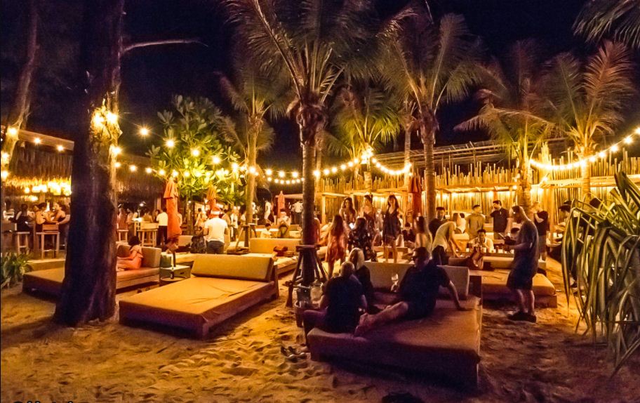 Nightlife is very quiet, mainly for those who are looking for a relaxing time instead of participating in the party.