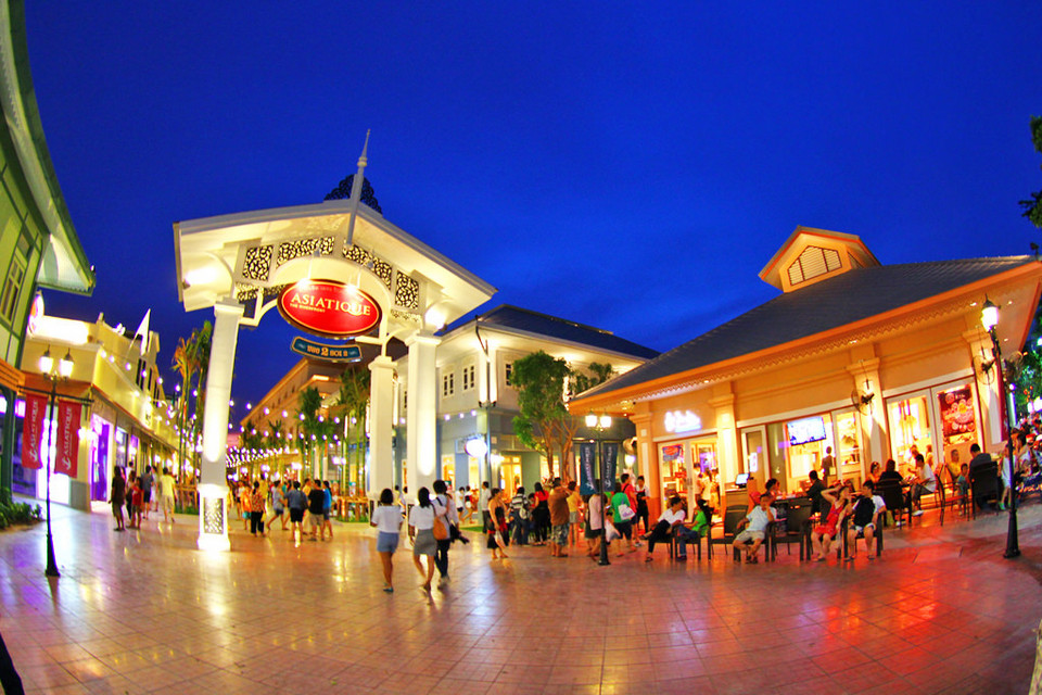 Asiatique The Riverfront night market in bangkok