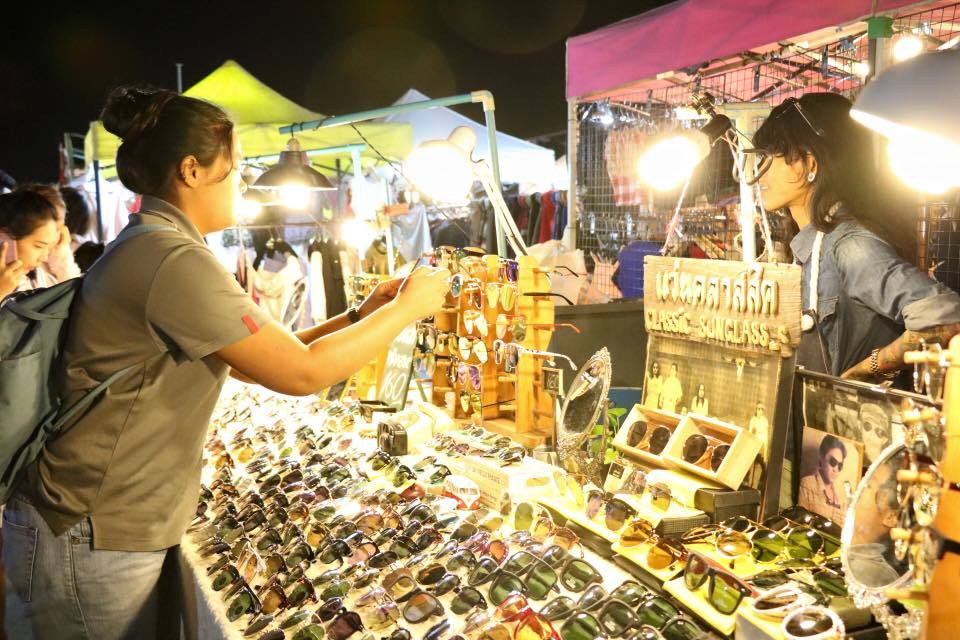 Rot Fai Train Night Market-bangkok8