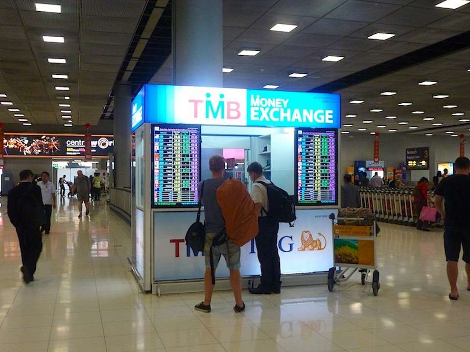 exchanging money-bts-bangkok