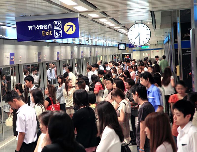 Crowded MRT platform during the rush hours.