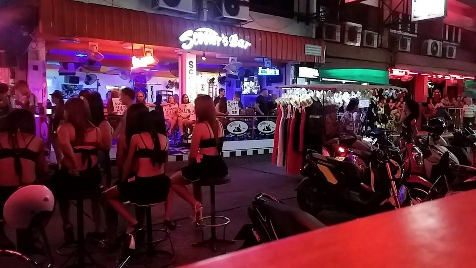 Nightlife-Soi-6-Pattaya-Thailand-Lucky-Love what to do in pattaya at night things to do in pattaya at night best nightlife in pattaya