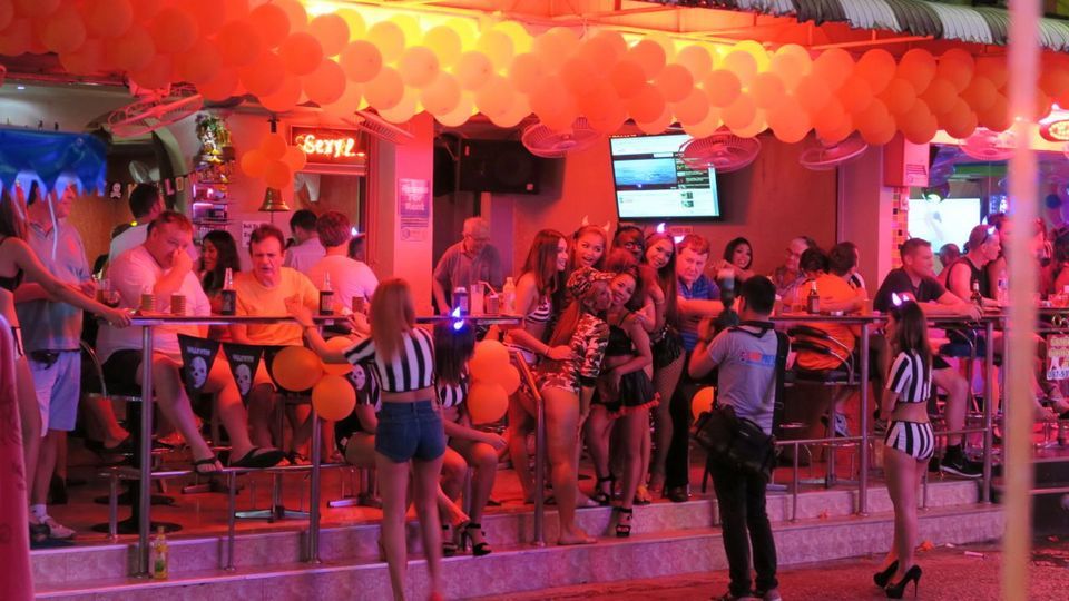 Nightlife-Soi-6-Pattaya-Thailand-Lucky-Love1
