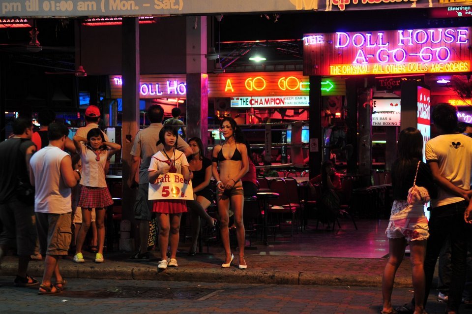 Walking Street-nightlife-pattaya-thailand1 Image by: what to do in pattaya at night blog.