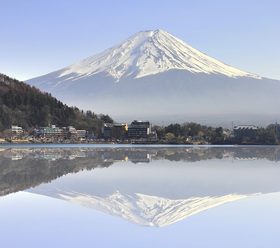 lake kawaguchiko and Mount Fuji far away