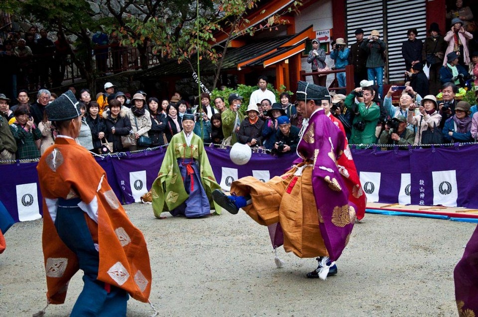 Kemari, game of the gods (Shimogamo)