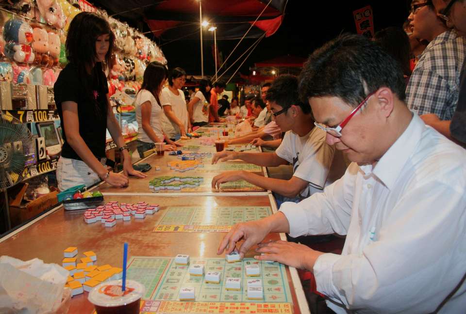 Mahjong Bingo is the most popular game in the entertainment area of Flowers Night Market