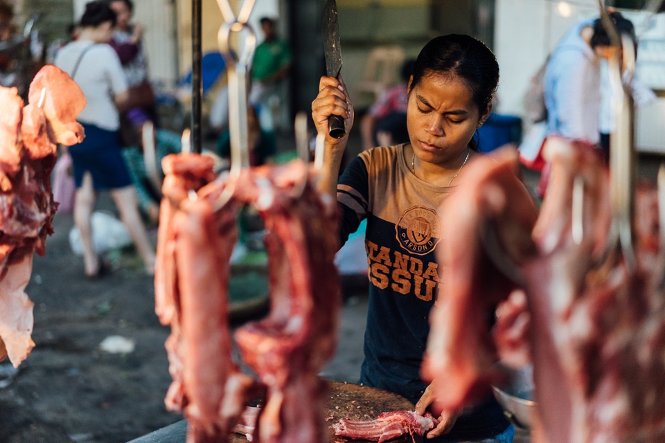 russian-night-market-phnom-penh-06142