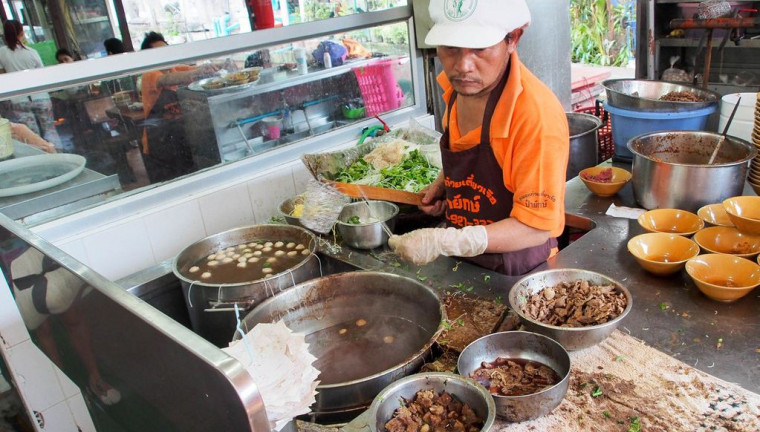 A man makes Boat Noodles at Victory Monument best places to eat in bangkok where to eat in bangkok top places to eat in bangkok