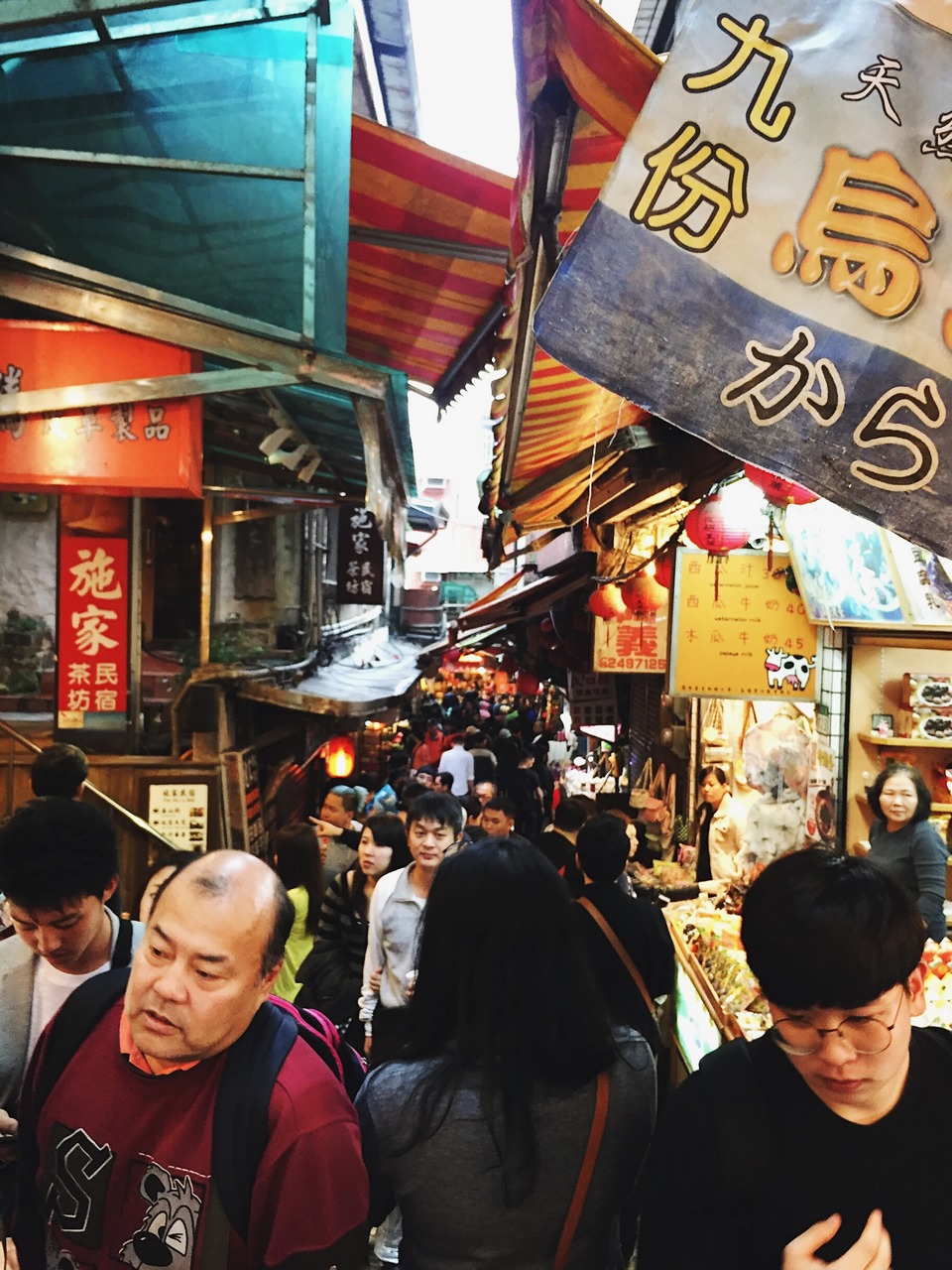 Taipei is an exciting city that I want to come back for many times. The atmosphere in Taipei is similar to Korea but it also has a bit of ancient Japan. There are bustling, crowded areas like Hong Kong but its prices are generally very Thai. But these comparisons are just the first impressions, when we do not know what words to describe all the good things of Taipei. When we came back home, we had begun to understand the very special things of Taipei. To help you feel the air of Taipei quickly in the first trip here, I have compiled 12 things to do when coming to Taipei. Living Nomads hope this article will help you in scheduling the trip. Enjoy the bustling atmosphere at the Jiufen Jiufen and Shifen are two so well known places that it should not be introduced much. Jiufen is the ancient village has been commercialized, tourists are quite crowded and the atmosphere here is very bustling. You will be exploring the small sloping roads with only two people in the opposite direction and the main roads are crowded. On two sides of the road are the shops close to many rich products. If at the beginning of the food and beverage eateries who are passing by look for a very attractive smell, the inside road is easier to breathe with the unique, strange or vintage, cute shops. The Jiufen is also the place that Ghibli fans come to because this is the scene that inspired the scene of the famous cartoon "Spirited Away." Drop the light and pray at the Shifen Jiufen and Shifen are usually combined for one day because these two locations share a very convenient route. You can move here by bus or train, to add romance, you should choose the train. A unique point in the Shifenn is close to the railroad is a row of lantern stalls; souvenirs are very interesting but quite "scared". Also, do not worry too much because the store owners will remind you positive when the train arrives, there are both bells and beeps too should not be too dangerous. At the Shifen is the drop light in the sky as in the movie "That girl we pursue" very cute. It is rumored that, if you write the wish on the lamp and drop into the sky, pray sincerely when preparing to drop the lamp, your wish will come true. In my experience, the Jiufen and Shifen are very rainy. Most of it is raining in per time so you should bring umbrellas or raincoats when you come here for a full visit. Check in symbol of Taipei - Taipei 101 The Taipei 101 building is a symbol of Taipei, so there should be a virtual living pictures with this building. The area around Taipei 101 is extremely crowded. There are many restaurants, shopping centers, movie theaters ... so you spoil the discovery here. If you are too busy and want to see the whole of Taipei City from above, you can buy tickets to get the Taipei 101 Observatory. Or you can choose Elephant Climbing, which is also nearby, about 10 minutes walk and save money and still be able to watch Taipei from above, of course the view will not be equal. Check in at Sisi Nan Cun Village Sisi Nan Cun is the area opposite Taipei 101 always, walking less than 5 minutes so you can combine these two places for once visit. It was formerly a collective of 44 military workers, now a complex of exhibits, cafes, and daycare. Living Nomads introduces this area because the picture is quite virtual, but it is very suitable for those who like the gentle Japanese style with a bit vintage. Dining at the delicious Din Tai Fung restaurant You can’t miss enjoy the Din Tai Fung's most expensive meals. Try to eat at the world famous restaurant once! Din Tai Fung has 7 branches in Taipei but for convenience, you should eat at Taipei 101 branch. This is a famous restaurant so there are always long queues in front of the door. Experience as you go to pick up, order food before you go and explore around Taipei 101 as Living Nomads said above, 2 hours come back is on time. If you choose to dine at Din Tai Fung, try the famous Xiaolongbao restaurant. Drinking Chen San Ding bubble tea According to Living, Chen San Ding milk tea is the first bubble tea.Honey bubble tea is a must try and most visitors come here to drink this. Bubble here are tough and soft, eat is to know the home to make so delicious. Maybe, you are not a fan of bubble, but you also have interest in this place. Honey bubble is very generous; half cup high milk tea should be spoiled to drink. Located in the National Taiwan University (NTU) area, there is a long queue of students waiting to buy milk tea. Although crowded but wait about 5 minutes is you can come back to buy it. The location is close to the university, so the area is also extremely busy, the students here are very crowded. From tart, tofu to high-quality coffee shops is enough. You can dine in this area very conveniently. Learn about the history at the National Palace Museum Also called Taipei Palace, the National Palace Museum will be the destination for those who care about history in general and Chinese history in particular. This place will not disappoint you with its 4 floors of exhibits and modern personal audio presentations. As you think you have to spend at least 2-3 hours. The price here is a little bit, about 12 dollars, but it is certainly reasonable investment when the ancient artifacts here are more than in the Forbidden City. . Eat in Shilin Night Market Not far from Taipei is Shilin Night Market, so you can combine these two points together. The night market is a great choice. There are many shops selling souvenirs, cosmetics, pretty little items, and of course countless eateries. Now remember to eat a large chicken piece , two people can eat a full piece. See the flag ceremony at National Chiang Kai-shek Memorial Hall National Chiang Kai-shek Memorial Hall is another must-go destination in Taipei. If you arrive at 5:10 pm, you will be able to see the flag ceremony. There is robe exchange vigilance every hour, starting from 10am to 4pm. Do not forget to visit the National Chiang Kai-shek Memorial Hall in the inner area. The large museum, each exhibit has English comment. Those who have a good understanding of Taiwanese history will surely enjoy visiting this museum. Visiting the Presidential Palace It is very close to the National Chiang Kai-shek Memorial Hall, so you can combine these two places together for a convenient visit. The Presidential Palace is located in Taipei, open for visitors. Remember to find on the website to see opening and closing time - because every day welcome visitors is different. Please bring your passport as well as read the requirements on the website because security here is quite rigid Drink tea in Ximending Renowned as the "Harajuku" of Taipei, Ximending is bustling with young people and tourists are always here to have fun, shopping. The night market, shopping centers and fashion boutiques are the main attractions of Ximending. But do you know that, Ximending has the opposite angle in contrast to the busy atmosphere? This place was born in the Japanese colonial period, so it is easy to see Japanese culture in Ximending, especially in the tea shop in this area. Although tea prices are not cheap (18-19 dollars/ tea set) but if you are a fan of tea then you will not be disappointed with the service that this price brings. Watch the sunset in Tamsui Tamsui is the last stop of the red line MRT should be quite easy to go. Just steps away from the MRT station, you will find the harbor and the ancient town of Tamsui. The atmosphere is very bustling and cool. It's easy to find a sunset spot and make 800 virtual live pictures. After finishing sunset, you can get the market behind there, so there are many interesting snack bars. Strongly recommend this place to Chau Kiet Luan's fans. There is also a secondary school where he has studied and is the location of the film "Secrets". There is a restaurant he always used to visit in the past, so that the restaurant is always set Chau Kiet Luan The list is still just a list. I think that guidance, sharing experience will only help you in the preparation and planning the trip. The most important thing of the trip - experience - will be your own. With 12 things to do this, hope you get the most things of your Taipei experience.