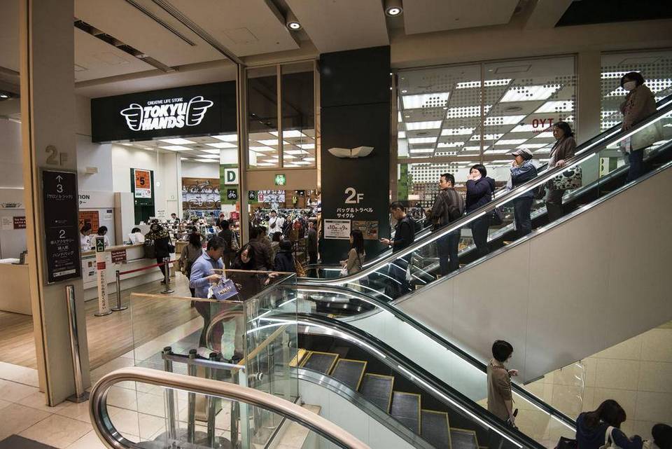 Tokyu Hands in Shinjuku Image by: shopping area in tokyo blog.