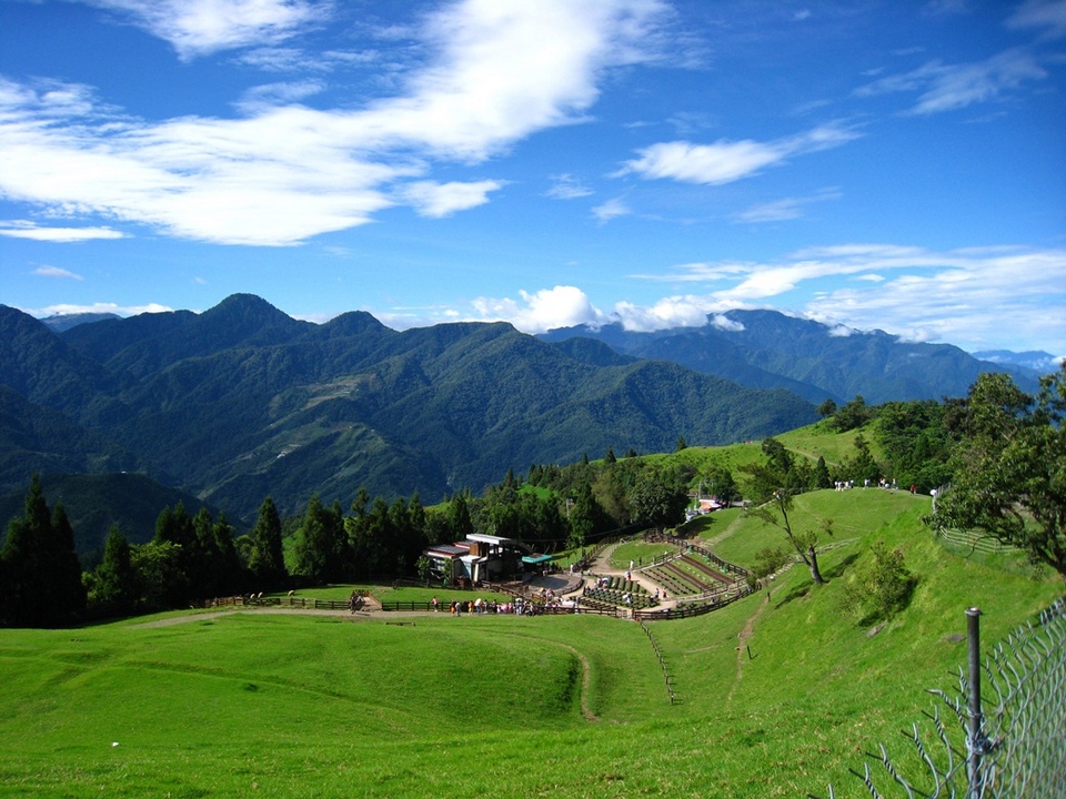 Green grassland spreading in Qingjing Farm