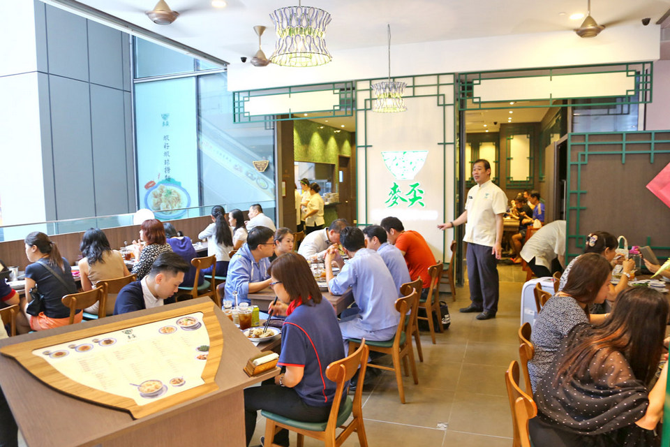 Mak s noodle 麥奀雲吞麵世家 at 77 wellington street central hong kong central