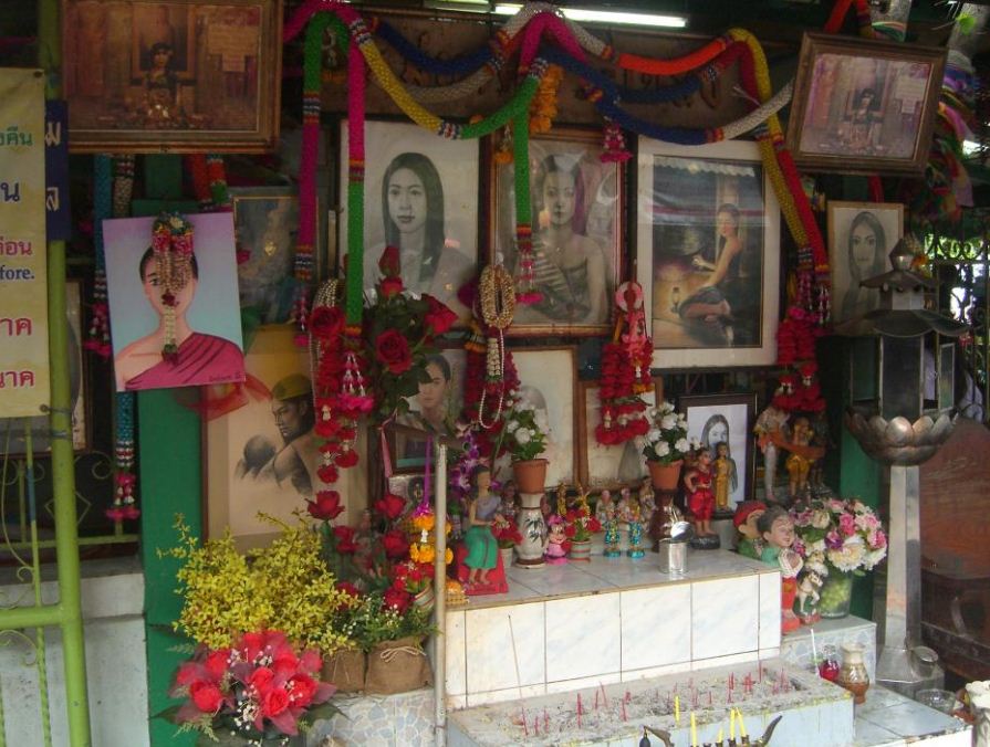 ghost of mae nak mae nak phra khanong mae nak shrine mae nak temple wat mahabut temple (12)