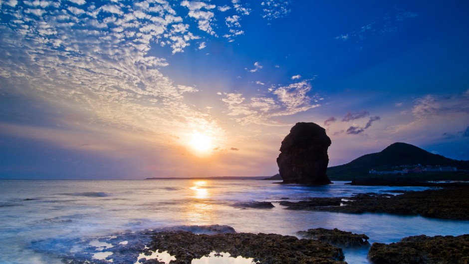 AMAZING-BEAUTIFUL-SUNSET-WITH-SEA-MOUNTAIN-31-940x529