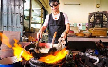Explore Raan Jay Fai — The level of Thai street food wins Michelin star in Bangkok, only serve up to 50 guests every day Madam Jay is making Jay Fai Crab omelette