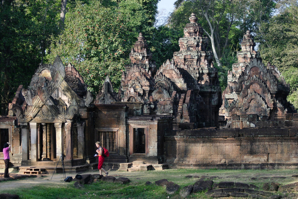 Another_view_of_the_main_temple_at_Banteay_Srei,_its_small_compared_to_other_temples_(4187676057)