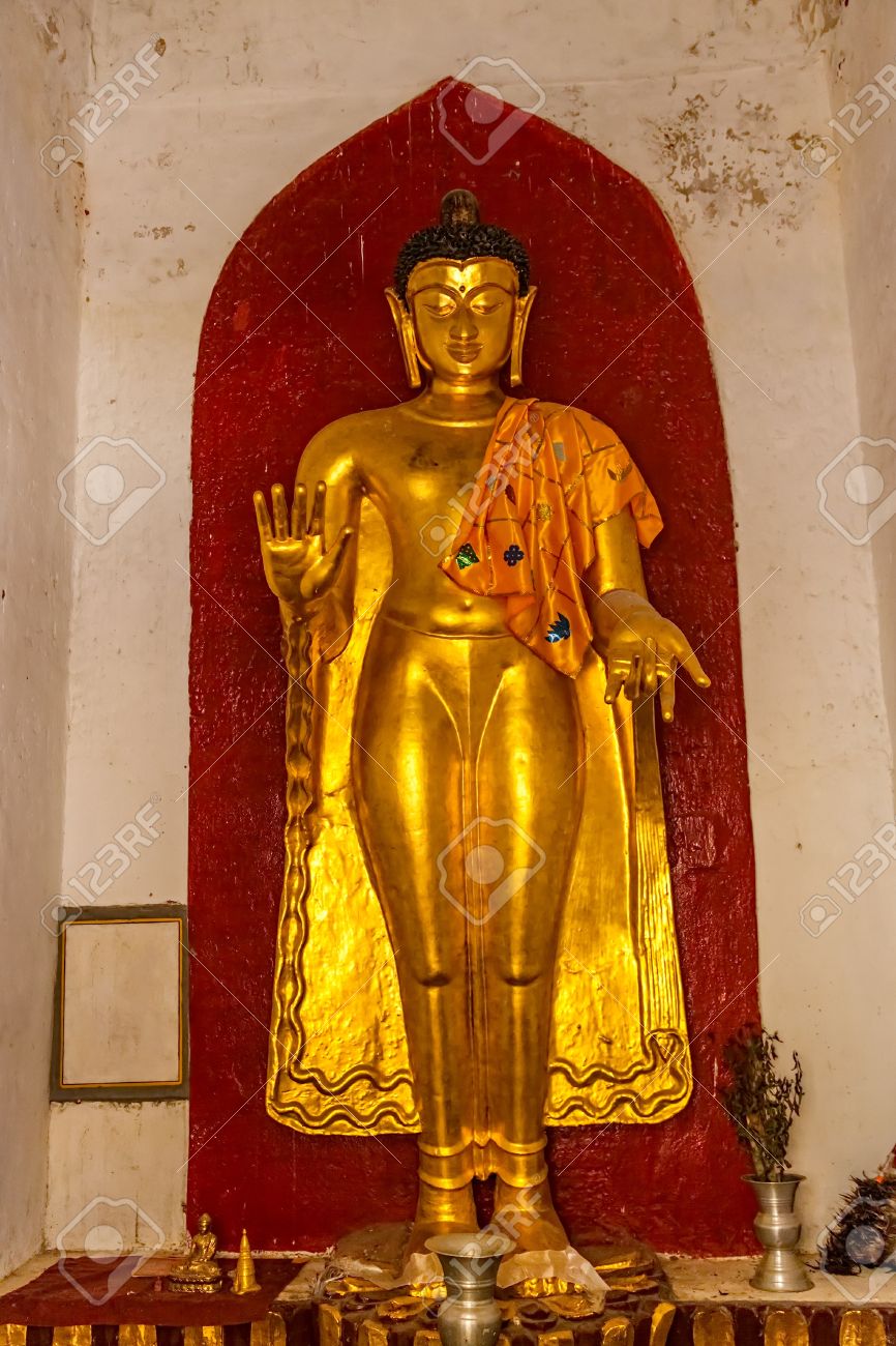 golden-buddha-buddhist-altar-in-the-shwezigon-pagoda-complex-it-is-a-buddhist-temple-located-in-nyau