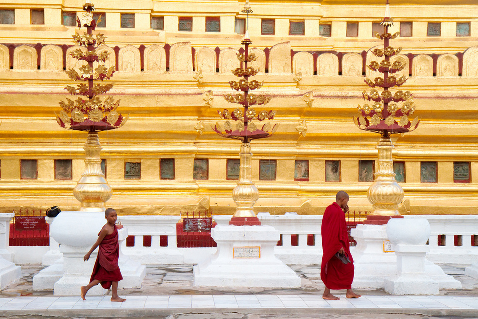 Monks at the Shwezigon Paya.