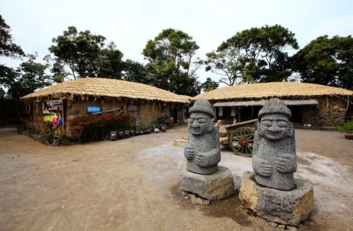 Jeju-Island-Seongeup-Folk-Village_iamyourguide Jeju-Island-Seongeup-Folk-Village_iamyourguide