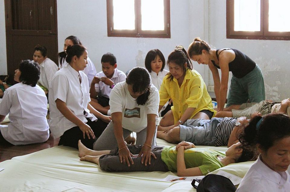 Wat pho · Getting a treatment at the Bangkok 3