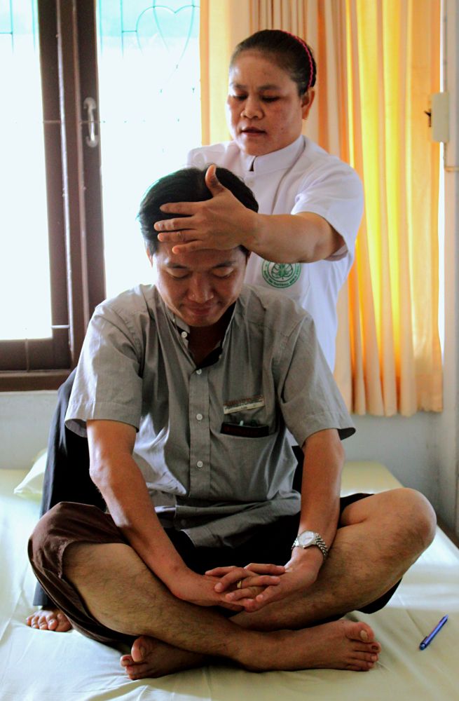 Wat pho · Getting a treatment at the Bangkok