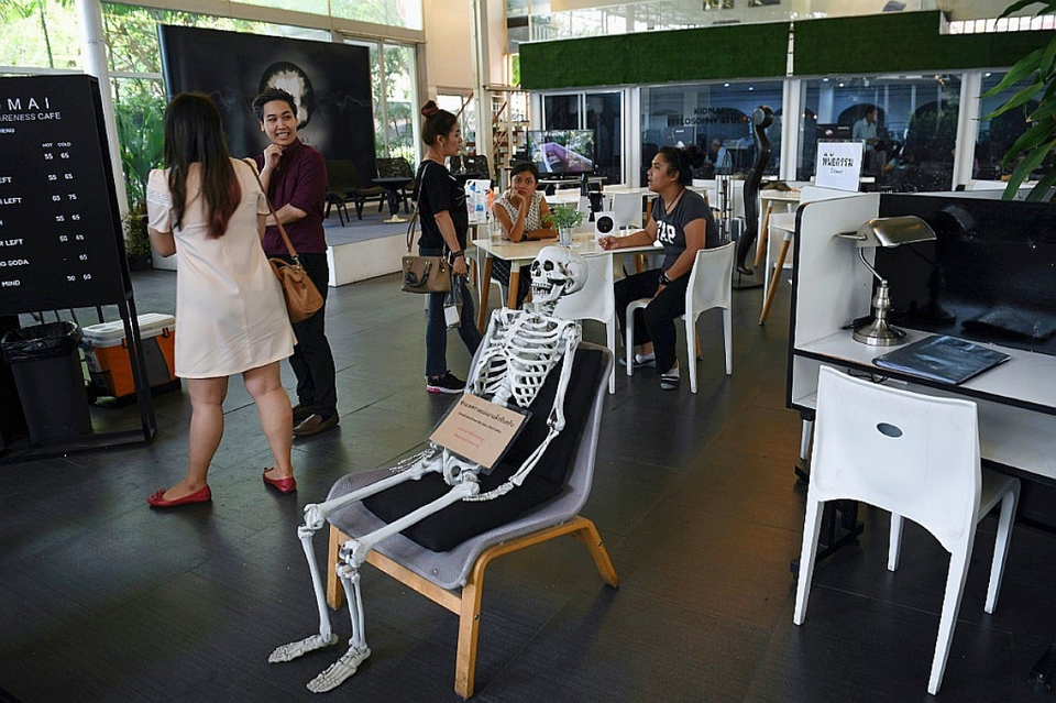 Try the feeling of death at this Bangkok coffee shop12