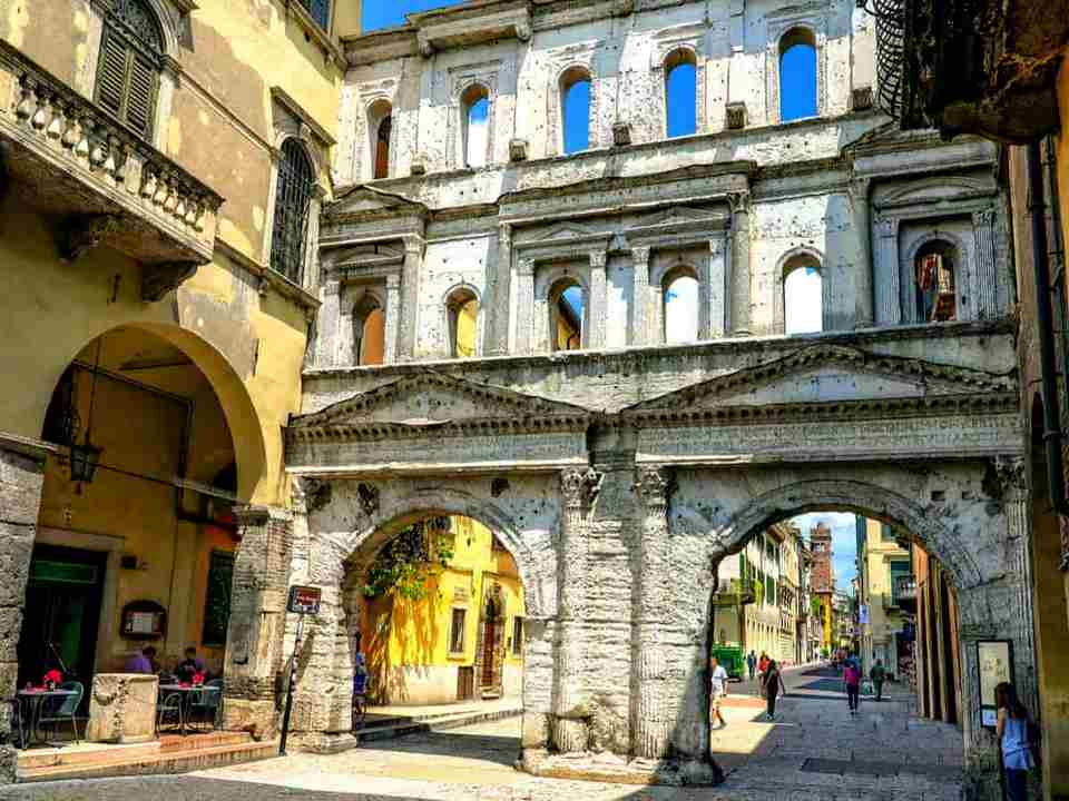 Porta Iovia (Porta Borsari) 2